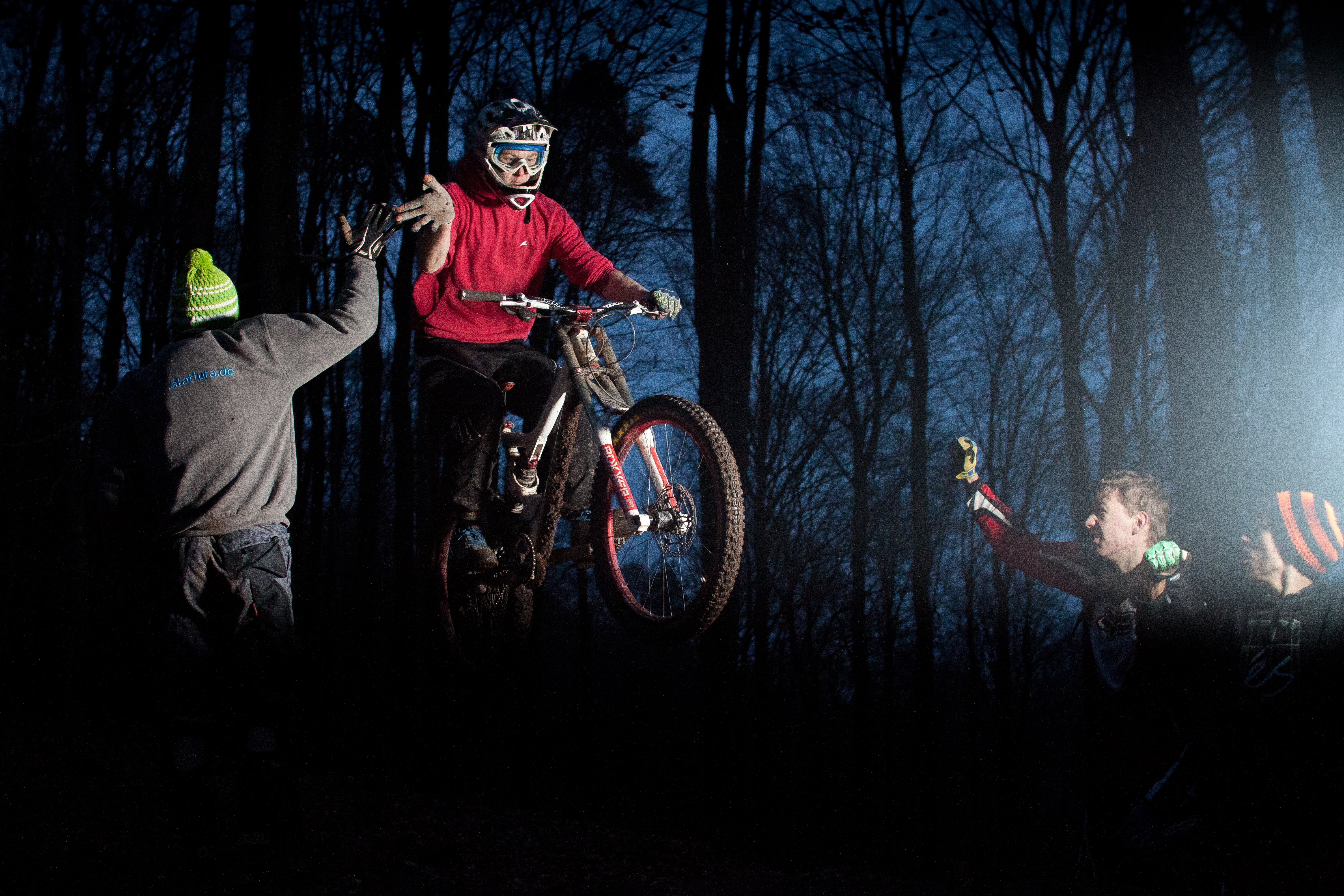 Nightride im Bikepark Eisenbach — High-Five mitten im Sprung