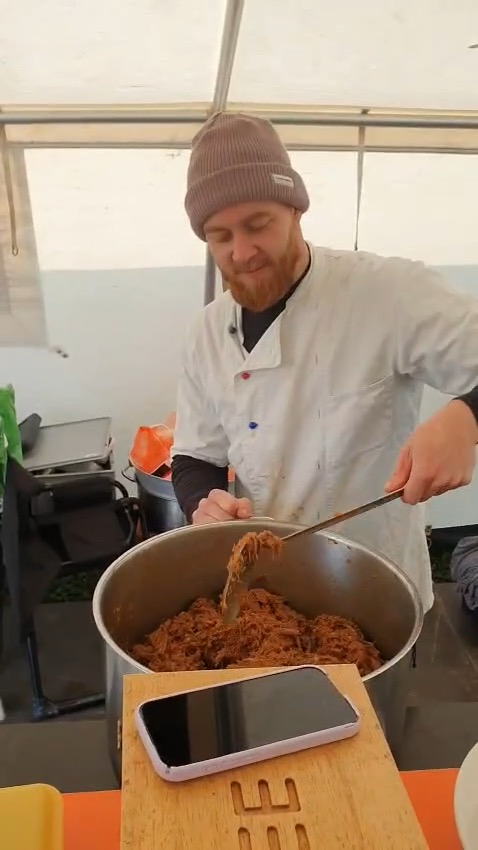 Jakob beim Kochen für das Camp