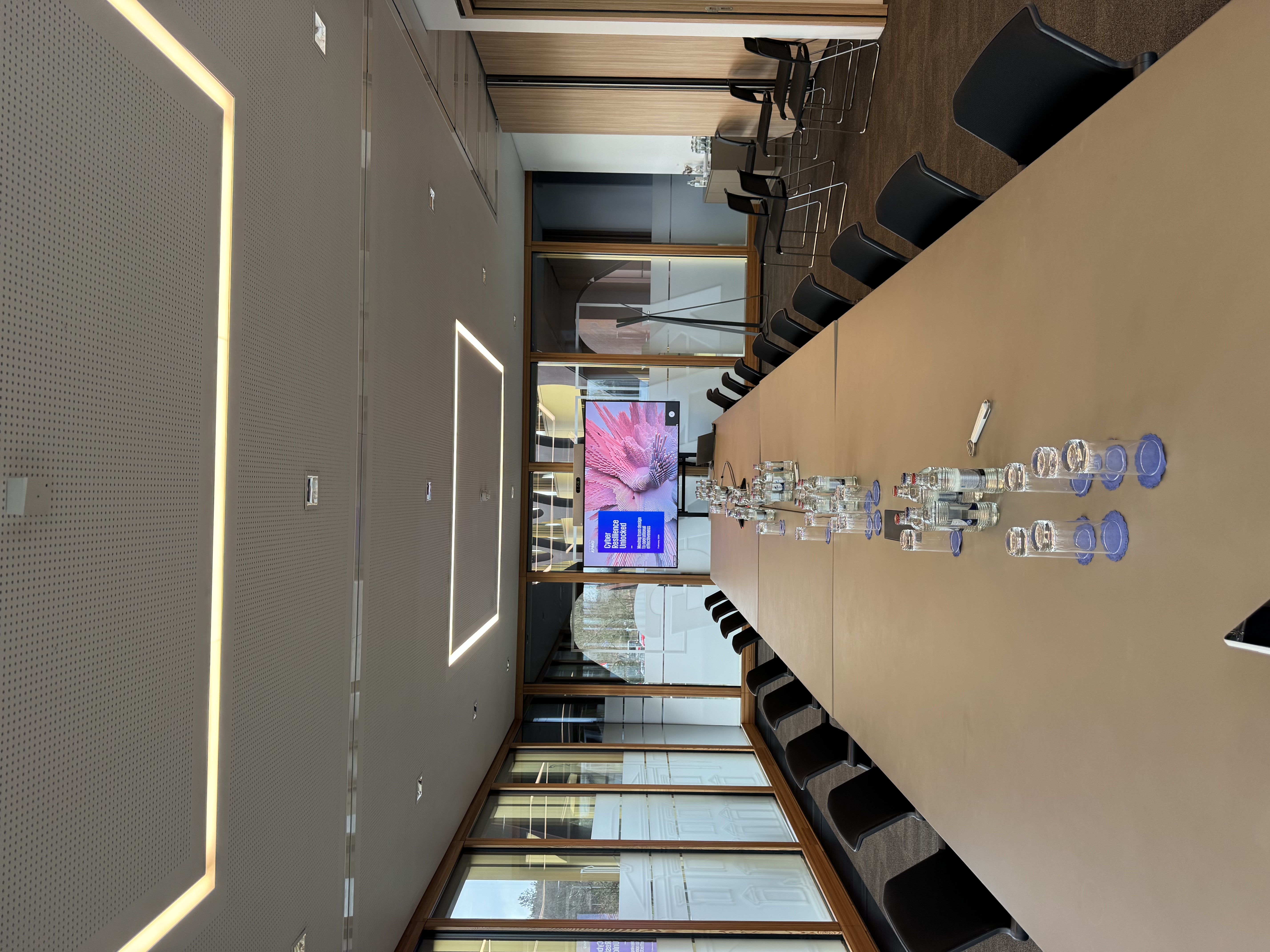 Boardroom bei KPMG, Tisch mit Wassergläsern und Bildschirm