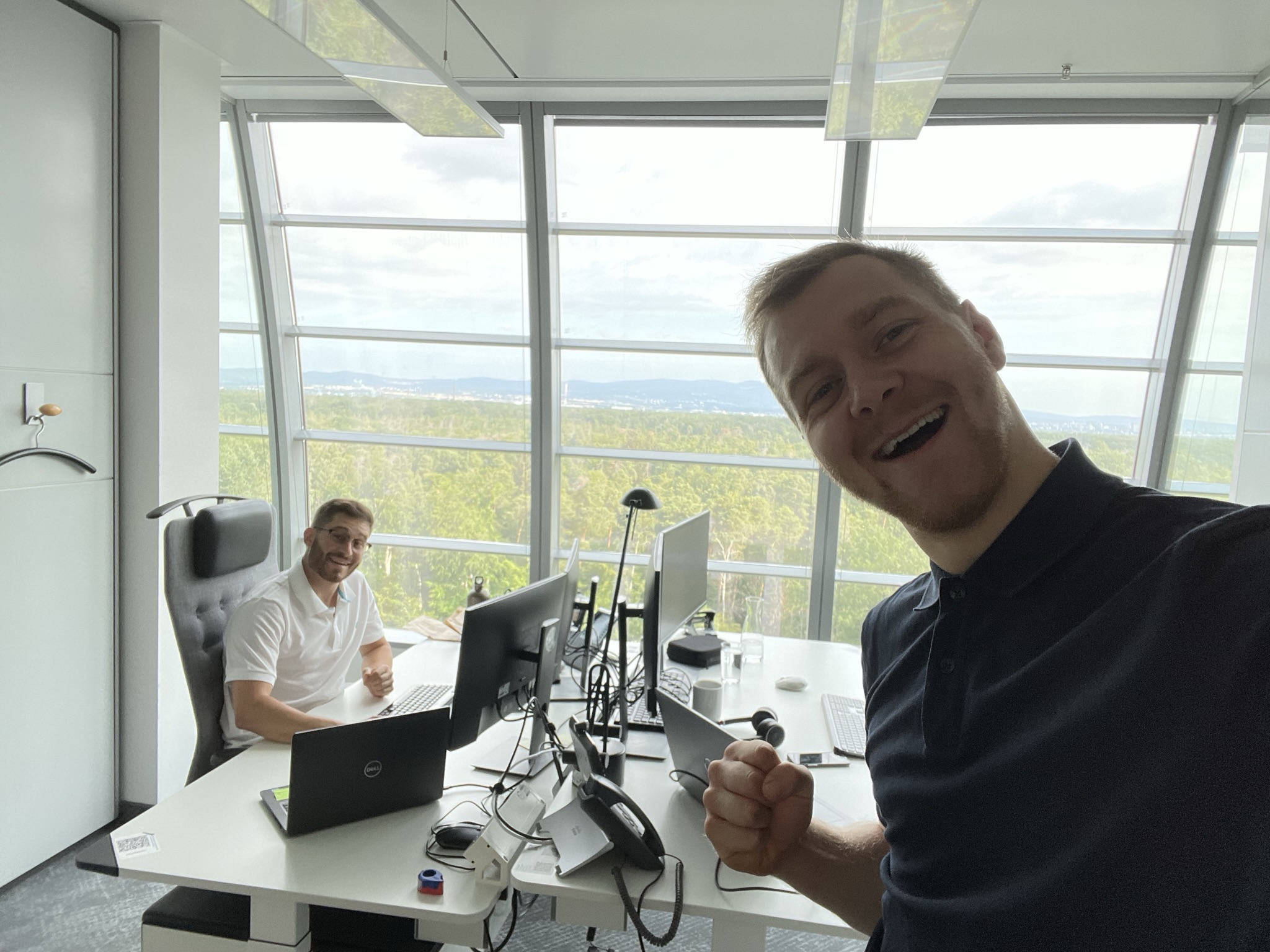 Selfie im KPMG-Büro mit Kollege und Blick über den Wald