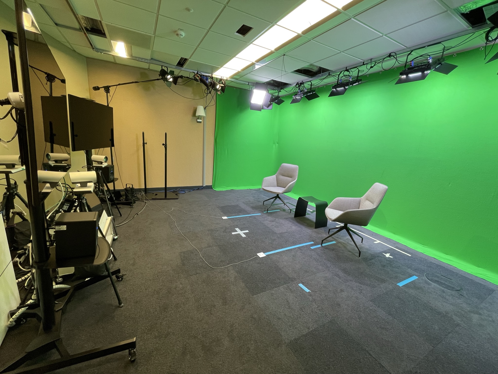 Greenscreen-Studio mit Kameras und zwei Sesseln