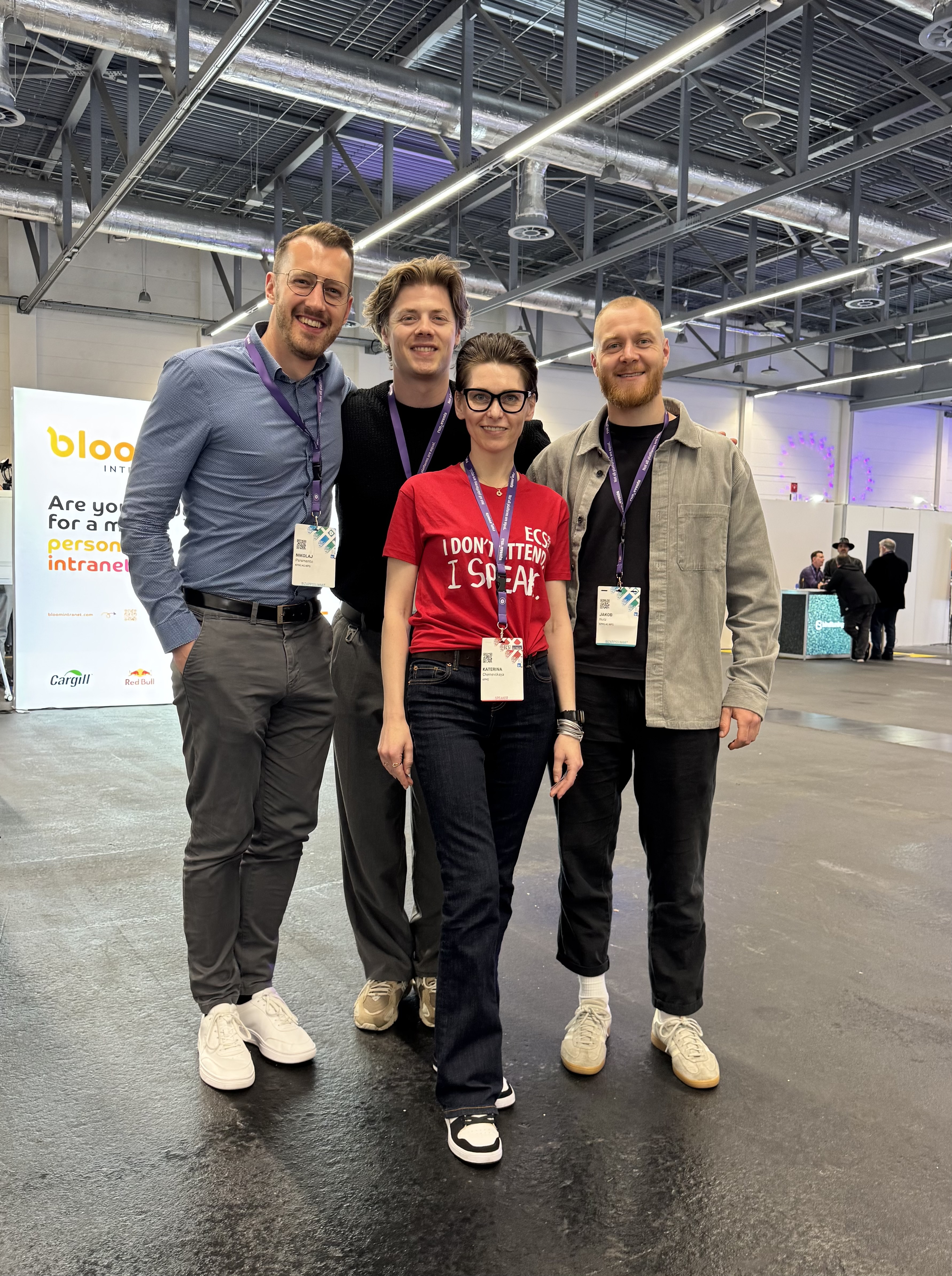 Team-Foto auf der Bizz App Summit 2026 vor dem Bloom-Banner