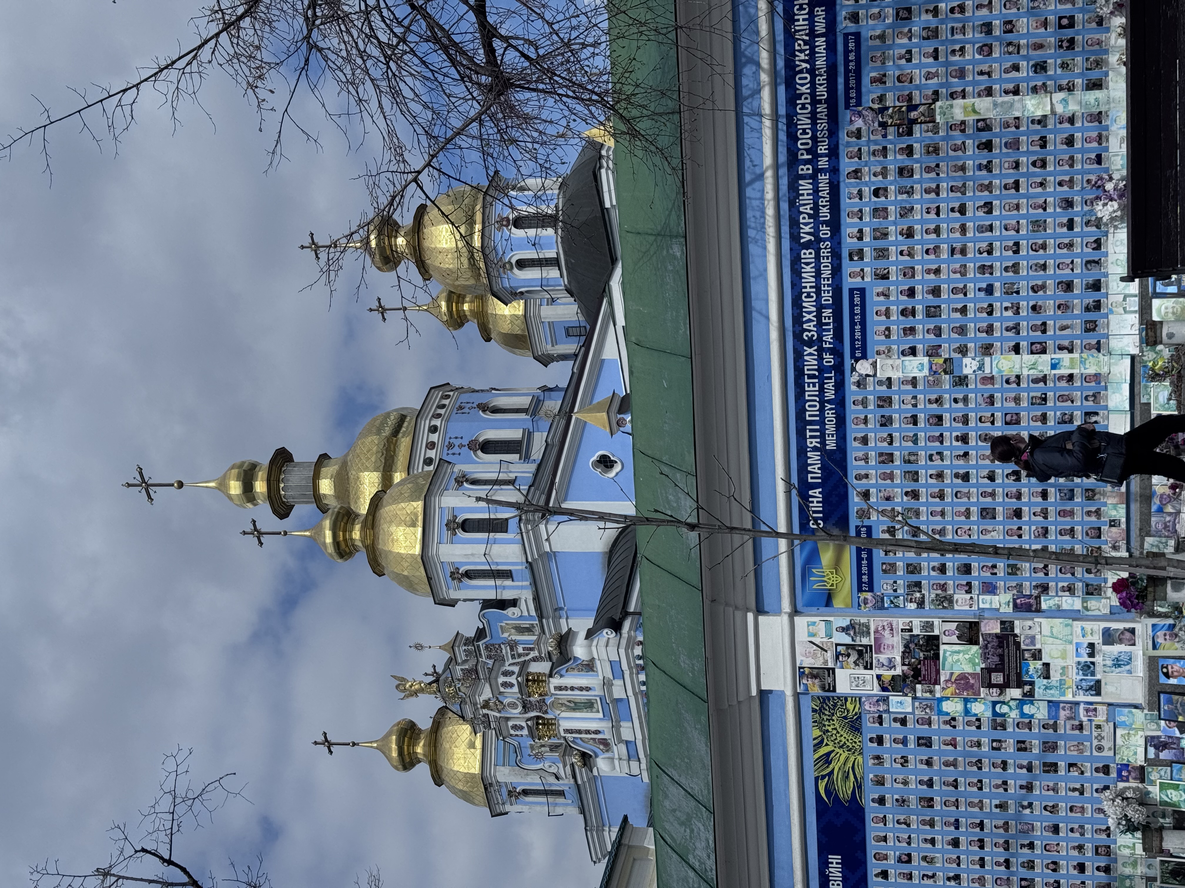 Memory Wall der gefallenen Verteidiger der Ukraine vor dem St.-Michaels-Kloster, Kyiv 2026