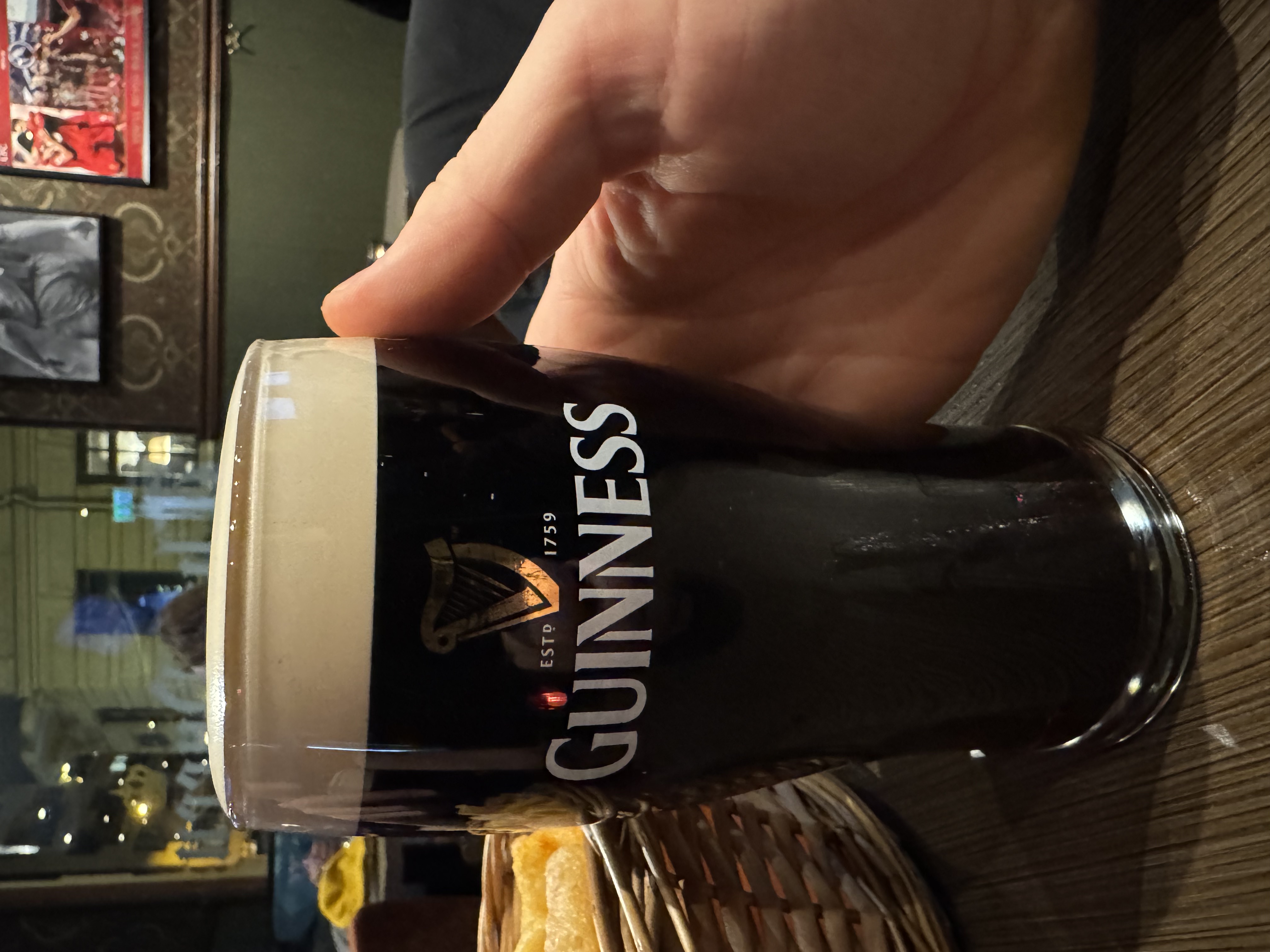 Pint of Guinness in einem Pub in Dublin