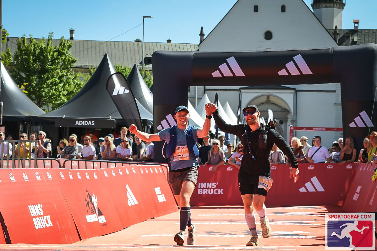 Zieleinlauf adidas Innsbruck Marathon mit Freund, Hand in Hand