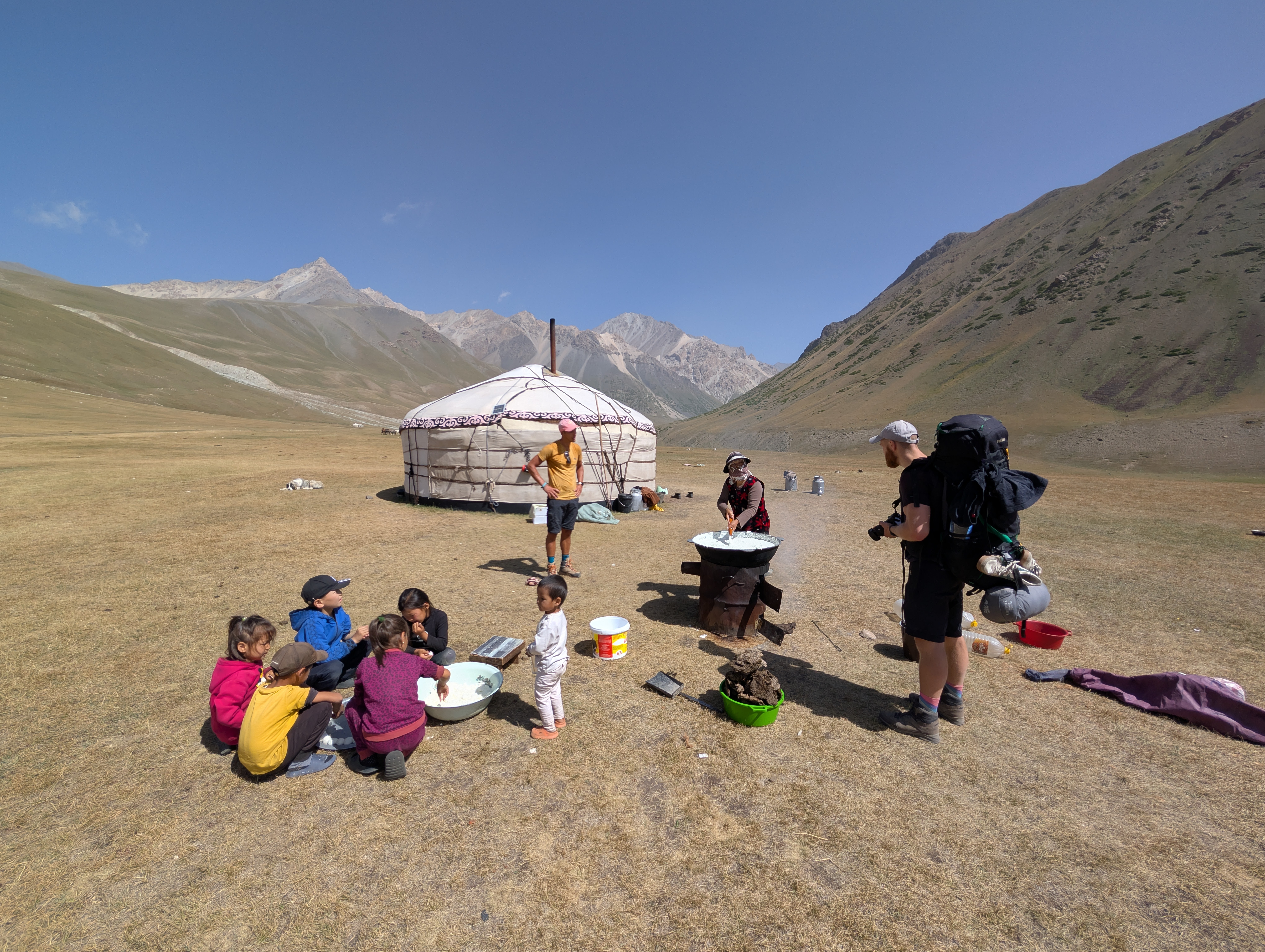 Mehrtägige Wanderung in Kirgistan, Pause an einer Jurte mit Familie